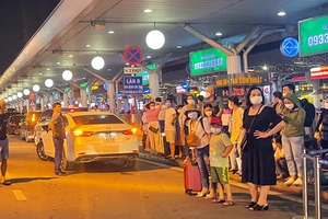 Hành khách chờ đón taxi tại Nhà ga sân bay Tân Sơn Nhất. Ảnh: THANH HẢI