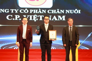 Ông Sakchai Chatchaisophon - Phó tổng giám đốc, phụ trách Ngành thực phẩm của CPV đã đại diện công ty nhận giải thưởng Top 10 Thương hiệu uy tín – Sản phẩm chất lượng – Dịch vụ tin dùng 2022