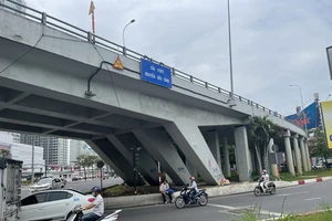 Cho phép lưu thông toàn bộ các phương tiện qua cầu vượt Nguyễn Hữu Cảnh từ ngày 5-3