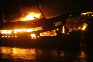 Hiện trường vụ cháy 2 tàu cá 