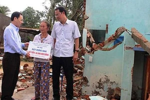 Quảng Ngãi: Tặng 100 suất quà cho các hộ dân bị thiệt hại trong bão số 12