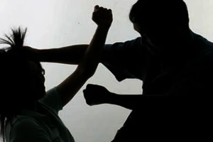 Bạo lực gia đình: Vì là người thân nên không tố cáo, khởi tố thì xin bãi nại! 