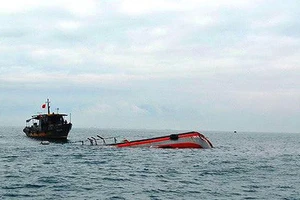 Cứu tàu cá cùng 11 ngư dân Quảng Ngãi gặp nạn trên biển