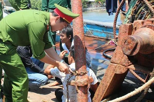 Quảng Ngãi giải cứu 4 ngư dân bị bắt giữ trái pháp luật trên 2 tàu cá