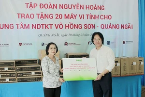 Tập đoàn Nguyễn Hoàng trao tặng 20 máy vi tính cho Trung tâm nuôi dạy trẻ khuyết tật Võ Hồng Sơn