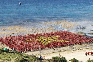 3.000 người xếp lá cờ Tổ quốc đảo Lý Sơn