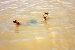 Quảng Ngãi: Học sinh lớp 10 đi tắm biển bị đuối nước