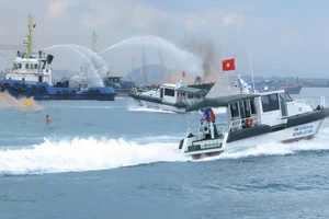 Diễn tập tìm kiếm cứu nạn hàng hải trong vùng nước cảng biển Quảng Ngãi