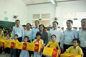Tặng quà trẻ em khuyết tật tại Trung tâm Võ Hồng Sơn