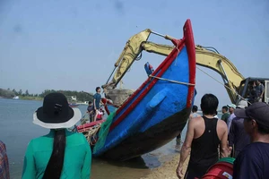 Quảng Ngãi: Hàng trăm người dân trục vớt 2 chiếc tàu đắm do sóng đánh chìm