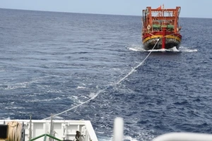 Quảng Ngãi: Lai dắt tàu cá và 7 ngư dân về đất liền