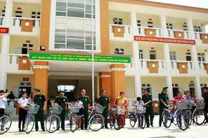 Bộ đội Biên phòng TPHCM trao quà cho người nghèo và học sinh đảo Lý Sơn