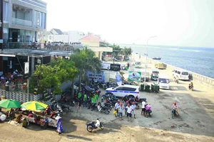 Quảng Ngãi: Tiên Tri 07 tiếp tục chuyển 60.000 lít xăng ra đảo Lý Sơn