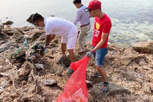 Ca sĩ Tuấn Hưng tham gia dọn sạch biển với người dân đảo Lý Sơn (Quảng Ngãi)