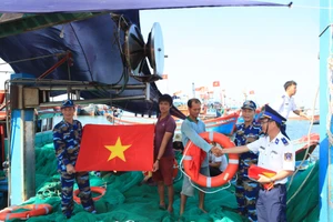 Cảnh sát biển thăm và tặng quà cho ngư dân đảo Lý Sơn