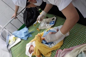 Quảng Ngãi: Bé sơ sinh bị bỏ trên xe người đi đường