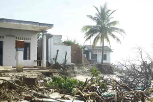 Hàng chục nhà dân bị sóng biển đánh sập ở khu vực bờ bắc Cửa Đại (Quảng Ngãi)