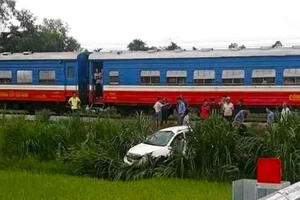 Băng qua đường ray, ô tô bị tàu hỏa tông, 1 người bị thương nặng