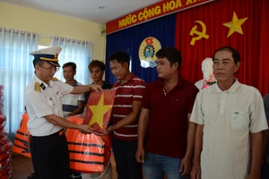 Quảng Ngãi: Bộ tư lệnh Vùng 3 Hải quân thăm, tặng quà ngư dân đảo Lý Sơn 