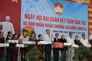 Chánh án TAND tối cao Nguyễn Hòa Bình dự ngày hội đại đoàn kết ở Quảng Ngãi