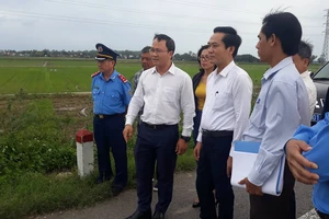 Phó Chủ tịch Ủy ban ATGT Quốc gia khảo sát tuyến tránh Quốc lộ 1 qua huyện Mộ Đức-Quảng Ngãi