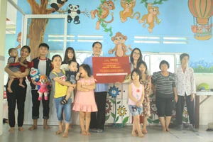 Tập đoàn Nguyễn Hoàng mang “Quà tặng yêu thương” đến trẻ em mồ côi và người già neo đơn
