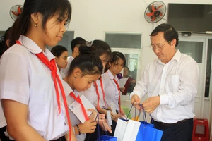 ĐHQG TPHCM trao học bổng cho học sinh Trung tâm Võ Hồng Sơn