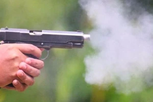 Quảng Ngãi: Nam thanh niên chĩa súng bắn vào bạn nhậu