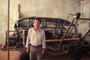 Quảng Ngãi: Nông dân sáng tạo máy bóc vỏ cây keo tự động