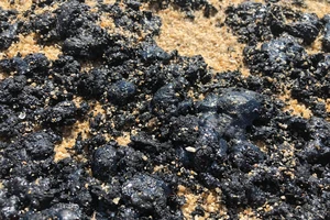 Quảng Ngãi: Xuất hiện “chất lạ” màu đen, dẻo, vón cục trên bãi biển