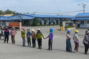 Người dân chặn cổng Nhà máy thép Hòa Phát-Dung Quất vì phải chịu đựng sống trong ô nhiễm