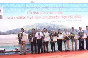 Trao tặng giải thưởng Văn học - Nghệ thuật Phạm Văn Đồng