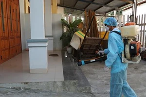 Quảng Ngãi: Phun tiêu độc khử trùng nơi bệnh nhân 419 sinh sống