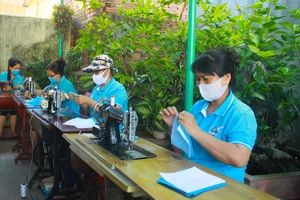 Quảng Ngãi: Cả làng may khẩu trang phát miễn phí chống dịch Covid-19