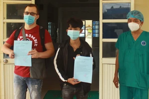 Hai bệnh nhân Covid-19 ở Quảng Ngãi đã khỏi bệnh: “ Các y, bác sĩ đã chăm sóc tôi như người nhà!”