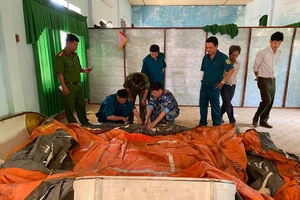 Bộ Tư lệnh Vùng Cảnh sát biển 2 tặng phao bè cứu sinh cho vùng lũ tỉnh Quảng Ngãi