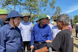 Bộ trưởng Nguyễn Xuân Cường làm việc về công tác khắc phục bão số 9 tại tỉnh Quảng Ngãi