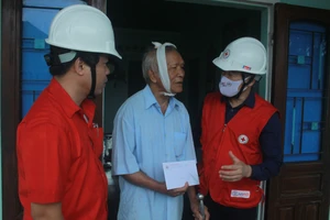 Trung ương Hội Chữ thập đỏ Việt Nam cứu trợ khẩn cấp cho các hộ dân tỉnh Quảng Ngãi