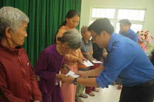 Thành đoàn TPHCM hỗ trợ người dân tỉnh Quảng Ngãi khắc phục bão số 9