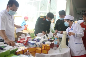 Đoàn công tác Bộ Quốc phòng khám, phát thuốc cho người dân tỉnh Quảng Ngãi khắc phục hậu quả bão số 9