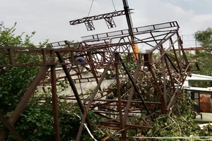Pano quảng cáo đổ sập 3 mái nhà dân ở Quảng Ngãi