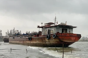 Nhiều nơi ở Quảng Ngãi ngập sâu, 4 sà lan trôi dạt trên cảng Dung Quất