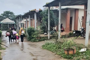 Hàng trăm người dân đảo Cồn Cỏ di tản xuống hầm trú bão