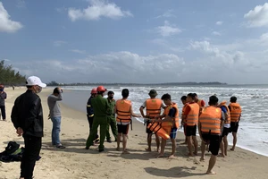 Lực lượng cứu hộ đang tích cực tìm kiếm 2 người mất tích biển Mỹ Khê