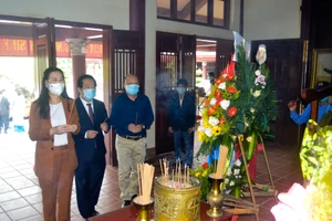 Dâng hương kỷ niệm 115 năm ngày sinh cố Thủ tướng Phạm Văn Đồng