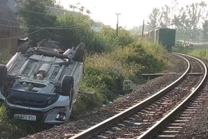Ô tô va chạm tàu hỏa khiến 1 người chết, 2 người bị thương
