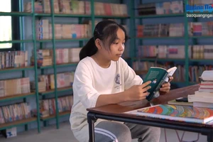 Các em học sinh trong vùng đọc sách tại thư viện xóm Đảo của anh Nguyễn Văn Pháp