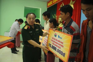 Hội Hỗ trợ khắc phục hậu quả bom mìn Việt Nam trao hỗ trợ sinh kế cho nhân dân Quảng Ngãi