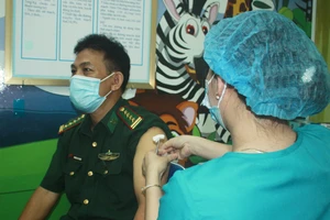 50 người đầu tiên tiêm vaccine Covid-19 ở Quảng Ngãi