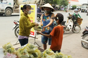 Quảng Ngãi: Hàng trăm suất cơm phát miễn phí cho người gặp khó khăn ảnh hưởng dịch Covid-19